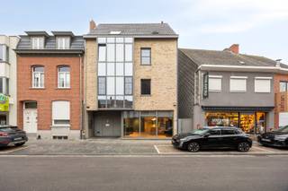 Deze instapklare commerciële ruimte is centraal gelegen in het hart van Mol, op wandelafstand van het openbaar vervoer en het stadion. In de directe omgeving is er bovendien voldoende parkeergelegenheid.<br /><br />De handelsruimte heeft een totale oppervlakte van ca. 95 m² en beschikt over een grote vitrine, wat zorgt voor een uitstekende zichtbaarheid. De volledige ruimte is afgewerkt met parket, wat een stijlvolle en verzorgde uitstraling geeft. Verwarming gebeurt via radiatoren op een gasketel, aangevuld met airconditioning, zodat er het hele jaar door een aangenaam binnenklimaat gegarandeerd is.<br /><br />De ruimte werd recent gebruikt als bloemenwinkel, maar leent zich dankzij haar indeling en afwerking — mits beperkte aanpassingen — voor diverse commerciële activiteiten.<br /><br />Als extra troef is er een uitgeruste keuken met voorraadrekken aanwezig. Achteraan het gebouw bevindt zich bovendien een privatieve ruimte voor het stallen van fietsen en het plaatsen van vuilnisbakken.<br /><br />Droomt u al langer van een eigen zaak in het centrum van Mol?<br />Dan is dit zonder twijfel een interessante opportuniteit die u niet mag missen.