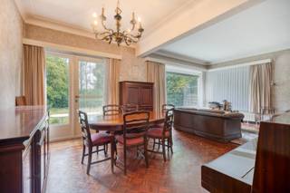 Deze charmante, te renoveren woning met maar liefst vijf slaapkamers is gunstig gelegen op een zonnig perceel van 12 are. De ligging is uitstekend:...