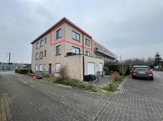 Instapklare studio bestaande uit een leefruimte met open ingerichte keuken, badkamer met douche en toilet en één slaapkamer. Er is overal dubbel glas en CV op gas. Vlotte verbinding met het openbaar vervoer!