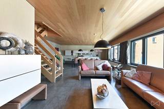 In het hart van Perk bevindt zich deze verrassend ruime woning met tal van mogelijkheden. Dankzij de centrale ligging geniet het pand van een uitstekende visibiliteit, ideaal voor wie wonen wil combineren met een zelfstandige activiteit, praktijk of handelszaak. De 30 km/u-zone zorgt bovendien voor een rustige woonomgeving en er is voldoende parkeergelegenheid in de directe omgeving.<br /><br />Achter de gevel schuilt een woning die blijft verrassen door haar omvang en doordachte indeling.<br /><br />Op het gelijkvloers bevinden zich een zeer ruime handels- of polyvalente ruimte, een keuken, bijkeuken, ruime berging/wasplaats, garage, extra opslagruimte of atelier en een gezellige tuinkamer met zicht op de tuin en het terras.<br /><br />De eerste verdieping omvat een lichtrijke leefruimte met eetkamer en woonkamer, een open bureauruimte, berging, twee slaapkamers en een badkamer.<br /><br />Op de zolderverdieping bevinden zich nog twee bijzonder ruime afgewerkte kamers die desgewenst verder kunnen worden opgedeeld.<br /><br />Met zonnepanelen en een EPC-score C is ook aan energiezuinigheid gedacht.<br /><br />Een ideale eigendom voor een groot gezin, een zelfstandige, kangoeroewonen of wie op zoek is naar uitzonderlijk veel ruimte en mogelijkheden. Een bezoek is de enige manier om de ware omvang van deze unieke woning te ervaren.