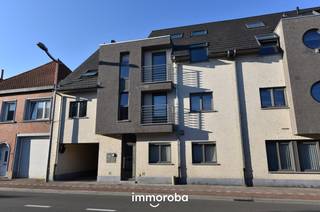 Modern appartement gelegen op de 1ste verdieping. Het appartement bestaat uit volgende indeling: inkomhal (met inbouwkast), lichtrijke leefruimte...