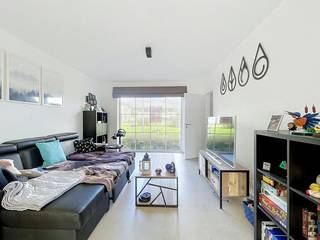 LIGGING:<br /><br />Deze woonst is gelegen in de rustige, doodlopende verkavelingswijk nabij het centrum van Aalter. <br />Hier kan je genieten van de rust en toch ben je in het centrum van Aalter. Winkels, bakker, slager, snellaadstation, scholen, sportcentrum, … zijn allen op wandelafstand. <br />Deze woning is uitstekend gelegen halfweg tussen Gent en Brugge. <br />De vlotte verbinding met de E40 brengt u zeer snel in deze steden of naar de Belgische kust.<br /><br />INDELING:<br /><br />Inkomhal met gastentoilet - lichtrijke leefruimte met open keuken voorzien van alle apparatuur- ruime berging met voorziening aansluiting wasmachine - bovenhal - 2 slaapkamers - badkamer met , douche en badkamersmeubel en toilet 2 - zolderruimte met mogelijkheid tot uitbreiden naar extra kamer mits afwerking - terras - tuin - garagebox.<br /><br />EXTRA INFO:<br /><br />De woning is beschikbaar vanaf 01 januari 2027.<br />De verwarming is voorzien op basis van warmtepomp via vloerverwarming (BEN-woning!)<br />De woning is op heden niet geschilderd maar voorzien van lichtarmaturen. <br />De gordijnen zijn optioneel over te nemen van de vertrekkende huurder.<br />Een grote plus is de aanwezigheid van de garagebox en nabijgelegen parkeerplaatsen in de buurt.<br />Geniet van zalige buitenmomenten in de zonnige tuin met aanpalend terras.<br /><br />BEZOEKAANVRAAG:<br /><br />Interesse om deze woning te bezoeken? Vraag dan zeker je bezoek aan via MijnHuurprofiel via de website van Dewaele!
