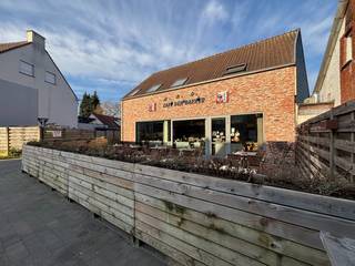 Dit unieke handelspand, gecombineerd met een apart 2-slaapkamerappartement, bevindt zich op loopafstand van het centrum van Mol. De locatie biedt alles binnen handbereik: winkels, openbaar vervoer, gezellige eetgelegenheden en scholen. Dankzij de uitstekende bereikbaarheid via de N103, N18 en N71 zijn zowel het pand als de omliggende gemeenten vlot te bereiken. De commerciële ligging, met veel passage, maakt dit een ideale plek voor ondernemers.<br /><br />Omschrijving:<br />Het gebouw, bekend als ‘Den Bakker’, dateert oorspronkelijk uit 1875 en onderging in 2013 een totaalrenovatie. Tijdens deze renovatie zijn hoogwaardige en energiezuinige materialen gebruikt, wat resulteert in een modern EPC-label B. Het pand combineert daarmee de authentieke charme van het verleden met hedendaags comfort.<br /><br />De handelsruimte op het gelijkvloers beschikt over een oppervlakte van 103 m² en is stijlvol ingericht met duurzame materialen. Bij binnenkomst betreedt u een sfeervol café dat volledig is afgewerkt. Het flexibele ontwerp maakt het mogelijk om het middenstuk te demonteren, waardoor een open ruimte ontstaat die geschikt is voor diverse commerciële doeleinden zoals een feestzaal of restaurant. Verder biedt de ruimte een volledig uitgeruste keuken, opslagruimte, een koelcel, toiletten en een veranda die dienstdoet als rokersruimte. Buiten zijn er twee ruime terrassen, één aan de voorzijde en één aan de achterzijde, die ideaal zijn om klanten te ontvangen. Bovendien is er voldoende parkeergelegenheid voor zowel auto's als fietsen, wat de toegankelijkheid verder vergroot.<br /><br />Het appartement heeft een aparte ingang en straalt comfort en luxe uit. Via de trap bereikt u een hal met inbouwkasten, die leidt naar een apart gastentoilet en een lichtrijke woonkamer met een volledig uitgeruste keuken en een bureau. Vanuit de keuken hebt u toegang tot een prachtig ruim terras, waar u kunt genieten van het buitenleven. Verder zijn er twee ruime slaapkamers, een moderne badkamer met een dubbele lavabo, inbouwkasten, een ligbad, een inloopdouche en een toilet. De zolder van 44 m² biedt bovendien veel extra opslagruimte.<br /><br />Extra's:<br />- Goed draaiend café met uitstekende reputatie.<br />- Handelsruimte met veelzijdig potentieel.<br />- Energiezuinig en gerenoveerd (EPC-label B).<br />- Commerciële toplocatie met veel passage.<br />- Apart 2-slaapkamerappartement (ca. 139 m²)<br /><br />Voor meer informatie of een bezoek, neem contact met ons op via info@vastengoed.be of bel naar 014/72 73 74.<br /><br />(Wenst u een gratis schatting van uw eigendom? Neem contact met ons op via 014/72 73 74.)