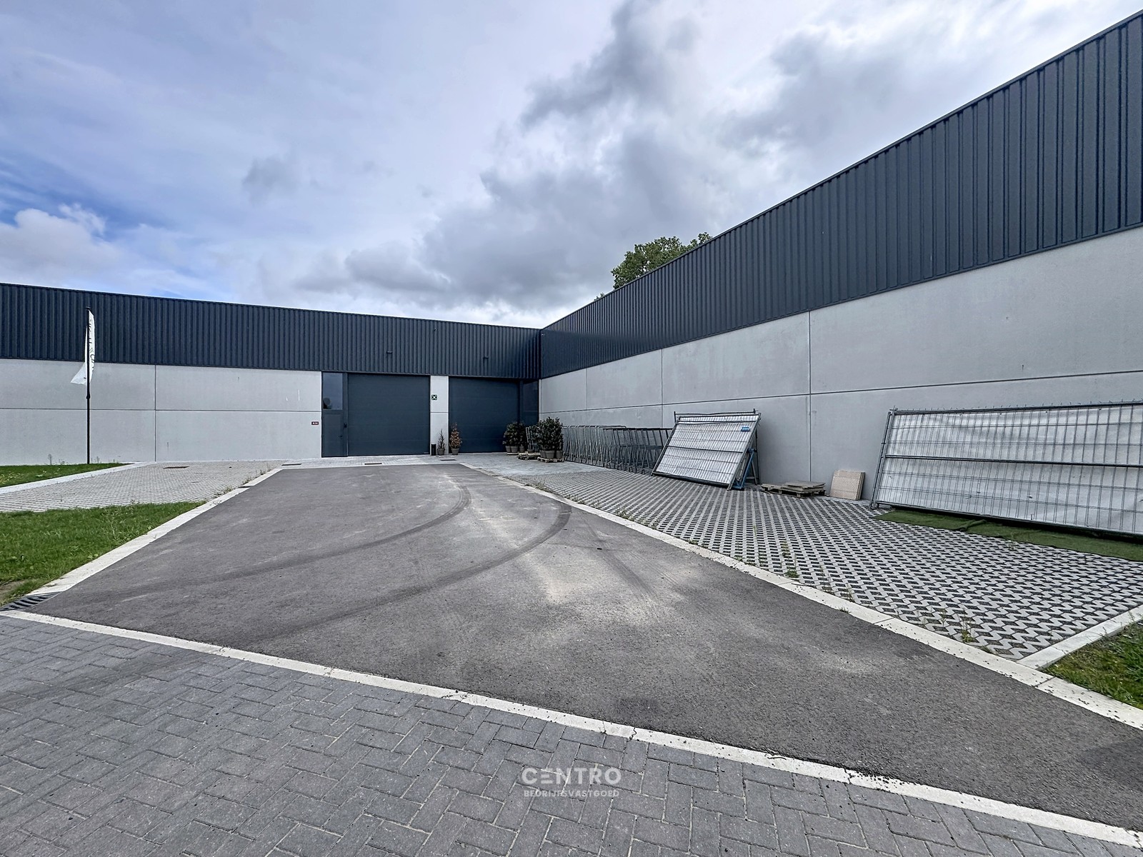 Kwalitatief en goed geïsoleerd NB MAGAZIJN (576m²) TE HUUR in Oostkamp. Inclusief verharde buitenruimte en private parkeerplaatsen voor de poort. - foto 5