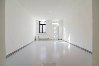 BETAALBARE EN INSTAPKLARE WONING die dankzij een TOTAALRENOVATIE IN 2019 perfect geschikt is als STARTERSWONING of INTERESSANTE OPBRENGSTEIGENDOM. Gelegen in een RUSTIGE STRAAT NABIJ HET CENTRUM VAN RONSE, biedt deze woning het beste van twee werelden: de charme van een RESIDENTIËLE BUURT gecombineerd met de nabijheid van WINKELS, SCHOLEN EN OPENBAAR VERVOER OP WANDELAFSTAND. De LICHTRIJKE LEEFRUIMTE sluit mooi aan op een VOLLEDIG UITGERUSTE KEUKEN, voorzien van een PRAKTISCHE BERGING en AFZONDERLIJK TOILET. Op de eerste verdieping bevinden zich TWEE VOLWAARDIGE SLAAPKAMERS en een MODERNE BADKAMER, terwijl de ZOLDERVERDIEPING werd ingericht als DERDE SLAAPKAMER. De ENERGETISCHE RENOVATIE resulteerde in een GUNSTIG EPC-LABEL en een CONFORME ELEKTRISCHE INSTALLATIE – troeven die niet alleen WOONCOMFORT maar ook ZORGELOOS INVESTEREN garanderen. Buiten nodigen een ZONNIG TERRAS en AANGENAME STADSTUIN uit tot genieten in alle rust. VLOTTE PARKEERMOGELIJKHEID IN DE STRAAT maakt het plaatje compleet. Een RENDEMENTSGERICHTE ÉN SFEERVOLLE WOONKANS in het HART VAN RONSE.<br /><br />Adres: Geraardsbergenstraat 12 te Ronse<br /><br /><span>G-score + P-score A. Geen renovatieverplichting van toepassing.</span>