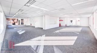 <strong>806 m²</strong> stijlvolle<strong> kantoorruimte te koop ( en te huur) </strong><br />Uitstekend gelegen vlak bij de <strong>R0 </strong>op- en afrit Groot-Bijgaarden met een vlotte verbinding naar het knooppunt met de<strong> E40</strong>. Tevens vlot bereikbaar met het openbaar vervoer (bus, tram en trein): station Sint-Agatha-Berchem ligt op 200 m. <br /><br />De kantoorruimte is gelegen op de eerste verdieping en omvat vergaderzalen, een meetingsruimte voor one-to-one gesprekken, eetruimte met kitchenette en moderne sanitaire voorzieningen,<br /><br />Het kantoor maakt deel uit van het “<strong>Inter Access Park</strong>” en biedt een professionele, comfortabele werkomgeving. Het gebouw is uitgerust met liften, toegangscontrole en een brandalarm. <br /><br />Er is ruime parkeergelegenheid voorzien, met de mogelijkheid tot aankoop.<br />Daarnaast zijn ook andere oppervlaktes beschikbaar, van<strong> 73 m² tot 2.359 m²</strong>, zowel te koop als te huur.<br /><br />Dankzij de ligging in een levendige buurt geniet u bovendien van een ruim aanbod aan winkels en eetgelegenheden in de directe omgeving, ideaal voor zowel medewerkers als bezoekers.<br /><br />Contacteer <strong>PANORAMA B2B</strong> voor meer informatie, plannen of een vrijblijvend plaatsbezoek via <strong>0477 09 00 09.</strong>