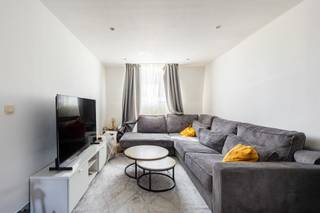 🏡 TE KOOP – Prachtige duplex met 2 slpk in Schaarbeek – Daillywijk<br /><br />We Invest Brussel-Europa biedt u dit appartement aan, gelegen in de Gustave Fussstraat 24 te 1030 Schaarbeek, in het hart van de zeer gegeerde Daillywijk.<br /><br />✨ Een ideaal pand voor investeerders, dat onmiddellijke opbrengst combineert met een topligging.<br /><br />🔹 Indeling :<br />1 duplexappartement op de bovenste verdieping van een nieuwe, kleinschalige mede-eigendom<br />Bergingsruimtes<br /><br />🔧 Technische aspecten<br />EPC: G<br />Elektriciteit niet conform<br /><br />📍 Een uiterst gegeerde buurt<br />Gelegen op een steenworp van de Avenue Plasky, geniet het pand van een dynamische en populaire omgeving:<br />🚋 Uitstekende bereikbaarheid met het openbaar vervoer (tram, bus, snelle toegang tot het centrum en de Europese wijk)<br />🛍 Talrijke winkels, supermarkten, restaurants en diensten<br />🌳 Nabij parken, scholen en internationale instellingen<br />🚗 Snelle toegang tot de grote verkeersassen en de NAVO / Europese wijk<br /><br />Een wijk met een zeer sterke huurvraag, ideaal voor een veilige investering.<br /><br />📞 Bezoeken enkel op afspraak met :<br />Rebecca Hallal<br />We Invest Bruxelles-Europe<br />📱 Tél. : +32 472 12 62 42<br />📧 Email : bruxelles.europe@weinvest.be<br /><br />👉 Volledig dossier, huurinkomsten en voorwaarden op aanvraag.<br />Andere panden te koop in Schaarbeek op WeInvest.be
