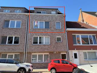 Dit instapklaar duplex-appartement is gelegen op de tweede & derde verdieping van een kleinschalig residentieel gebouw (3 appartementen) in het centrum van Lier met in de directe nabijheid openbaar vervoer, winkels, scholen & de Grote Markt.<br /><br /><u>Indeling gelijkvloers:</u> overdekte parkeerplaats & gemeenschappelijke fietsenstalling<br /><br /><u>Indeling tweede:</u> inkomhal, afzonderlijk gastentoilet, woon- en eetkamer, keuken & terras (ZW-oriëntatie)<br /><br /><u>Indeling derde verdieping:</u> nachthal, 2 slaapkamers, berging (aansluiting voor wasmachine & droogkast) & badkamer (enkele lavabo & ligbad)<br /><br /><strong>BIJZONDERHEDEN:</strong><br /><br />- Zeer centraal gelegen in het centrum van Lier<br />- Ruim appartement met rustig terras<br />- Overdekte parkeerplaats<br />- Kleerkasten & bedden in beide slaapkamers blijven staan<br />- Geen gemeenschappelijke kosten<br /><br /><strong>Huurprijs INCLUSIEF parkeerplaats. Beschikbaar vanaf 1 november.</strong><br /><br />Voor meer info of een bezoek: info@immobilli.be of +32 473 37 28 40.