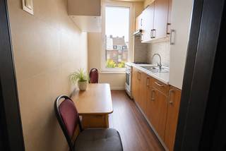 Licht en ruim 1-slaapkamerappartement met een moderne badkamer, een royale leefruimte en veel natuurlijk licht. Ideaal gelegen in het hart van Deurne, op wandelafstand van winkels, openbaar vervoer, restaurants en alle dagelijkse voorzieningen.
