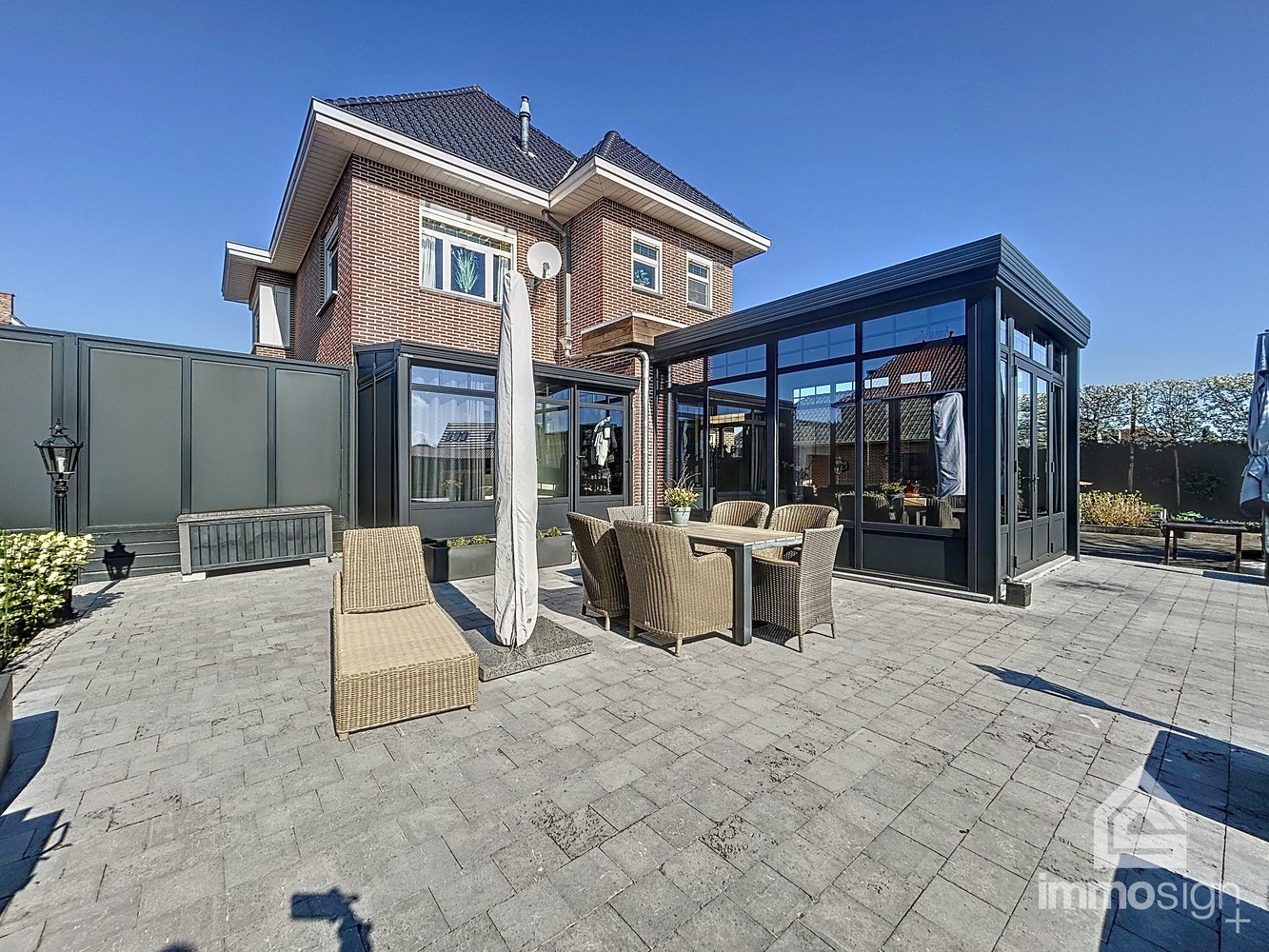Exclusieve woning voorzien van dubbele garage en bedrijfshal op de Nederlandse grens - foto 2