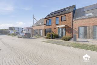 <h3>Moderne BEN-woning in Roeselare – ruimte, comfort &amp;amp; energiezuinig wonen!</h3>

<p>Ontdek deze <strong>moderne woning uit 2021</strong>, waar ruimte, comfort en energiezuinigheid mooi samenkomen. Dankzij het BEN-karakter geniet je van een energiezuinige woning die helemaal klaar is voor de toekomst. &amp;#127793;</p>

<p>De ruime en lichtrijke leefruimtes zorgen voor een aangename woonbeleving. ☀️ Met <strong>5 volwaardige slaapkamers</strong>, een extra zolderruimte en maar liefst <strong>195 m² bewoonbare oppervlakte</strong> biedt deze woning volop mogelijkheden voor het hele gezin, thuiswerk of hobby’s. &amp;#128104;‍&amp;#128105;‍&amp;#128103;‍&amp;#128102;</p>

<p>Ook technisch is de woning uitstekend uitgerust. Zo beschikt elke kamer over <strong>internetaansluiting</strong>, zijn er <strong>zonnepanelen</strong>, een <strong>ventilatiesysteem D</strong> en een <strong>alarmsysteem</strong> aanwezig. De aansluiting op het <strong>warmtenet</strong> zorgt bovendien voor een duurzame en toekomstgerichte woonoplossing. &amp;#127807;</p>

<p>Ook buiten is aan praktisch comfort gedacht. &amp;#128663; Er is een <strong>oprit met extra parkeergelegenheid</strong>.</p>

<p>De <strong>centrale en vlot bereikbare ligging</strong> is een extra troef. &amp;#128205; Winkels, scholen, <strong>apotheken, gezellige restaurants, speeltuintjes en een park</strong> bevinden zich in de nabije omgeving. Ook belangrijke verbindingswegen zijn vlot bereikbaar.</p>

<p>Een warme, moderne thuis waar <strong>ruimte, licht, comfort en energiezuinig wonen</strong> perfect samenkomen. ❤️&amp;#127969;</p>

<p><strong>Verkoop onder registratiestelsel, dus zonder btw.</strong> De buitenoverkapping is niet inbegrepen.</p>

<p>&amp;#128222; <strong>Interesse? Neem vrijblijvend contact met ons op en ontdek deze mooie woning zelf!</strong></p>

<p><strong>JOUW DROOMHUIS. ZO GEVONDEN! ✨</strong></p>