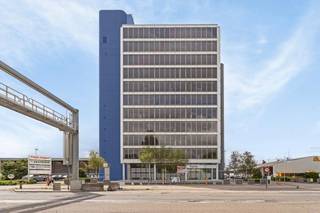 Kantoorgebouw gelegen op een unieke locatie in de Antwerpse Haven, aan de overgang van het Albertdok naar het Leopolddok.<br /><br />* NIEUW* <span>Werkplekken All-Inn formule ook afzonderlijkte huur 1-3 pers. op de 2de verdieping</span>