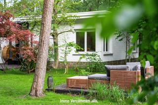 In a quiet and residential area, at the end of a cul-de-sac, is located this charming single-story house, completely surrounded by greenery...