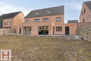 Recente en energiezuinige woning vlakbij het centrum van Wechelderzande.De woning heeft volgende indeling op het gelijkvloers: Via de inkomhal met...