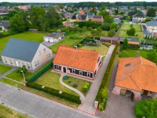 <p>In deze kindvriendelijke doodlopende straat te Engakkers 27 in Tielen, bevindt zich deze charmante woning met tal van mogelijkheden.</p>
<p>Deze charmante woning werd opgetrokken in 1997 en beschikt over een royale bewoonbare oppervlakte van 225 m². <br />Ze bevindt zich in uitstekende, instapklare staat en werd steeds met zorg onderhouden. Een ruim polyvalent bijgebouw vervolledigt het geheel.</p>
<p>De woning biedt een stevige basis met veel mogelijkheden. <br />De leefruimte, bestaande uit een woonkamer en eetkamer, is aangenaam en lichtrijk en vormt het hart van de woning. <br />Voor diegene die het iets lichter willen, de houten balken zijn een decoratief element 😊 <br />Aansluitend bevindt zich de keuken met een mooi zicht op het omliggende groen.</p>
<p>Het gelijkvloers kent een zeer praktische indeling, met een badkamer, slaapkamer, wasplaats, bureauruimte en verandapartij.<br />De eerste verdieping beschikt opnieuw over extra slaapkamers. Deze biedt tal van mogelijkheden tot herinrichting en optimalisatie, volledig afgestemd op jouw woonwensen.</p>
<p>Het perceel omvat een mooie 1.000m² — een absolute troef voor wie op zoek is naar ruimte en vrijheid.</p>
<p>Dankzij de aangename oriëntatie geniet je hier van een aangename lichtinval en mooie zonmomenten. <br />De ligging is centraal, maar garandeert rust en privacy, zonder in te boeten op bereikbaarheid. <br />Winkels, scholen en openbaar vervoer bevinden zich op wandelafstand, en omliggende gemeenten + station zijn vlot bereikbaar.</p>
<p>Kortom, deze instapklare woning is een unieke opportuniteit voor wie droomt van kindvriendelijk wonen met karakter. <br />Met de juiste visie en aanpak kan deze eigendom uitgroeien tot een uitzonderlijke thuis in een groene, rustige omgeving.<br /><br /></p>