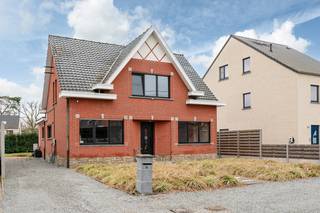 In de Plasstraat 2A te Bonheiden bevindt zich deze prachtige open woning die met oog voor detail en kwaliteit volledig werd gerenoveerd. Hier combineert u hedendaags wooncomfort met energiezuinigheid en een stijlvolle afwerking.<br />De woning werd uitgerust met zonnepanelen, warmtepompen en een laadpaal, wat resulteert in een gunstig EPC-label B. U geniet dus niet alleen van comfort, maar ook van een duurzame en toekomstgerichte investering.<br />Binnenin valt meteen de hoogwaardige afwerking op. De woning beschikt over een aangename leefruimte, een volledig ingerichte keuken, een aparte bureauruimte (ideaal voor thuiswerk), een praktische wasplaats en twee zeer ruime slaapkamers die tal van mogelijkheden bieden. De materialen en afwerking werden zorgvuldig gekozen, wat zorgt voor een luxueuze en instapklare uitstraling.<br />Buiten vindt u een volledig aangelegde en onderhoudsvriendelijke tuin, perfect om in alle rust te genieten zonder veel werk.<br />Kortom, een energiezuinige, kwalitatief gerenoveerde open woning op een topligging in Bonheiden — ideaal voor wie comfortabel en zorgeloos wil wonen.<br /><br />Troeven: <br />✅ Zonnepanelen;<br />✅ Laadpaal;<br />✅ EK = Conform;<br />✅ Hoogwaardig gerenoveerd;<br />✅ Instapklaar<br />✅ Afzonderlijke bureau;<br />✅ ... <br /><br />Voor interactieve grondplannen met foto’s, ga naar www.wijns.be en klik op de knop “virtueel bezoek”.<br />Info &amp; afspraak:  ☎ 0473/33 33 10   ✉ geoffry@wijns.be