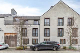 Instapklaar startersappartement met autostaanplaats op uitstekende locatie te Lier.<br /><br />Dit prachtige gebouw bevindt zich op een centrale locatie te Lier, met winkels, scholen, openbaar vervoer en station binnen handbereik. Tevens vlotte verbinding met omliggende gemeenten en ‘de ring van Lier’.<br /><br />We betreden het gebouw via de gezamelijke inkomhal op het gelijkvloers. Deze brengt ons, via lift of trap, tot de privatieve inkom van het appartement.<br /><br />Bij het binnenkomen van het appartement worden we verwelkomd door de inkomhal met gastentoilet en aparte berging waar zich de recent vernieuwde cv ketel bevindt. Verder krijgen we toegang tot de aangename leefruimte met gezellige zithoek en eetplaats met aanpalend volledig geïnstalleerde open keuken. De keuken is voorzien van alle hedendaagse comfort en toestellen.<br />Via de leefruimte is er connectie met de ruime slaapkamer alsook tot de geïnstalleerde badkamer. Aansluiting wasmachine en droogkast bevinden zich achter een inbouwkast in de keuken.<br /><br />Dit recent appartement geniet bijkomend een privatieve autostaanplaats (€20.000) in de ondergrondse parking. Verder zijn hier gezamenlijke fietsenbergingen en aparte bergingen voor afvalcontainers.<br /><br />Bijzonderheden: instapklaar, recent gebouw, lage gezamenlijke kosten, EPC A, elektriciteit conform.<br />Bijkomend is het appartement uitermate geschikt voor verhuur.<br /><br />Aarzel niet ons te contacteren voor verdere vrijblijvende informatie