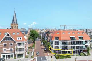Op een opvallende hoekligging in het centrum van Wenduine bevindt zich dit ruime handelspand van 200 m², aangeboden in casco staat. Dankzij de uitzonderlijke zichtbaarheid en de grote raampartijen is dit een absolute toplocatie voor vrije beroepen die zich professioneel willen vestigen met maximale uitstraling en bereikbaarheid. Ideaal voor een dokterspraktijk, kinesist, advocaat, notaris of andere dienstverlenende activiteit waar discretie en toegankelijkheid hand in hand gaan.<br /><br />De casco staat biedt een flexibele basis om de inrichting volledig af te stemmen op de specifieke noden van uw beroep of praktijk. Water, elektriciteit en gas zijn reeds tot in het pand voorzien, wat het technisch voorbereidend werk aanzienlijk vereenvoudigt. Activiteiten in de horecasector of uitvaartsector zijn hier niet toegelaten, en ook een meubelwinkel behoort niet tot de mogelijkheden. Dit draagt bij aan een rustige en professionele omgeving, afgestemd op kwalitatieve handels- of praktijkruimte.<br /><br />De verkoop valt onder het btw-stelsel van 21%, wat relevant kan zijn voor wie zelf btw-plichtig is.<br /><br />Deze locatie biedt alles wat u nodig heeft om uw professionele activiteit een krachtige start of een nieuwe impuls te geven in een levendige kustgemeente.