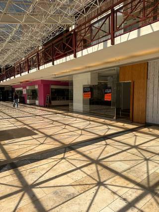 Ontdek dit interessante handelspand gelegen in Shopping 2 in het centrum van Genk. Met een oppervlakte van ca. 39m² is dit het ideale pand voor...