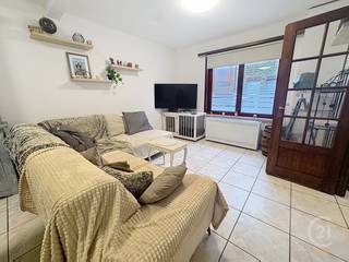 Instapklare woning met inkomhal, berging, lichtrijke woonkamer met veranda, zuidgerichte tuin met achteringang. Aansluitend vind je de keuken...