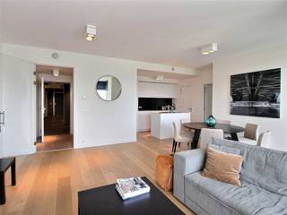 Mooi, licht, gemeubeld appartement van +/- 100m²,  gelegen op de 2ste verdieping van de Akenkaai /Quartier Nord, Up-Site toren. Grote Inkomhal...