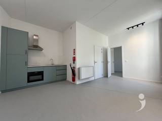 Appartement Conciergerie – Résidence The Rise<br /><br />Ce logement de conciergerie soigné se trouve dans la moderne résidence neuve The Rise et offre un environnement de vie confortable et pratique.<br /><br />L'appartement dispose d'un espace de vie lumineux avec une cuisine ouverte entièrement équipée, une chambre et une salle de bain moderne avec douche, lavabo et toilettes. De plus, il y a une pièce de rangement pratique avec un raccordement pour un lave-linge et un sèche-linge.<br /><br />En tant que concierge, vous êtes responsable de la gestion quotidienne de la résidence. Vous êtes le premier point de contact pour les résidents et les visiteurs, vous surveillez les parties communes, coordonnez de petits travaux d'entretien et suivez les signalements techniques. Vous veillez à ce que le bâtiment reste toujours propre, sûr et bien entretenu.<br />Intéressé ? Demandez votre visite dès aujourd'hui via notre site web.