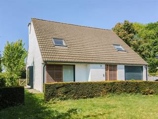 ERONDEGEM - Are you looking for a timeless villa with panoramic view of nature area?Then this property might be for you! The main assets in a...