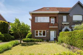 <h1><span>Charmante gezinswoning op toplocatie in Mariaburg ! </span></h1><p><span>Welkom in deze verzorgde en instapklare gezinswoning, rustig gelegen in het gegeerde Mariaburg.<br />Doch hier en daar te moderniseren naar wens. </span></p><p><span>De woning bevindt zich op een perceel van 499m² en biedt een bewoonbare oppervlakte van ongeveer 174 m². <br />Dankzij de doordachte indeling en de aangename tuin vormt dit de ideale thuis voor wie ruimte en comfort zoekt.</span></p><p><span>Bij het betreden van de woning komt u in een authentieke inkomhal met vestiaire en toegang tot de kelder (onder de trap). <br />De lichtrijke leefruimte is afgewerkt met een warme laminaatvloer, sierhaard, en sluit naadloos aan op de geïnstalleerde keuken. <br />Achteraan geniet u van een gezellige veranda met zicht op de tuin. En een apart gastentoilet. </span></p><p><span>Verdieping </span><span><br />Op de verdieping bevinden zich twee ruime slaapkamers op laminaatvloer en een badkamer uitgerust met douche, lavabo, toilet en aansluiting wasmachine.</span></p><p><span>De zolderverdieping biedt bijkomende mogelijkheden en geniet van natuurlijke lichtinval dankzij Velux-dakramen. <br />Hier is de mogelijkheid om een master te maken, een 3de slaapkamer/badkamer en/of dressing.</span></p><p><span>Deze woning combineert een uitstekende ligging in hartje Mariaburg met een comfortabele woonbeleving, nabij winkels, scholen, openbaar vervoer </span></p><p><span>Een warme thuis met tal van mogelijkheden, klaar om nieuwe herinneringen te creëren.</span></p><p><span> </span></p><p><span>Bijzonderheden</span></p><ul><li><span>Topligging </span></li><li><span>Mogelijkheden tot 3e slaapkamer</span></li><li><span>Ruime oprit </span></li><li><span>Garage en Tuinberging/Vroeger duivenkot </span></li><li><span>Elektriciteit conform</span></li><li><span>PVC-ramen met rolluiken</span></li><li><span>Vernieuwd plat dak met isolatie</span></li><li><span>Praktische kelder </span></li></ul><p><span> </span></p><p><span>Informatieplicht: Vergunning uitgereikt – woongebied – geen rechtelijke herstelmaatregel of bestuurlijke maatregel opgelegd – geen voorkooprecht – geen verkavelingsvergunning – geen klim aanwezig – niet overstromingsgevoelig P-score A & G-score A – EPC 380 kWh/m² - EK conform - asbest 8 asbestmaterialen - 3 beperkingen - 0 uitsluitingen</span></p><p><span> </span></p>