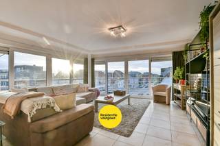 Dit lichtrijk appartement in Oostende op de derde verdieping beschikt over een inkomhal, twee slaapkamers, badkamer, apart toilet, berging, keuken...