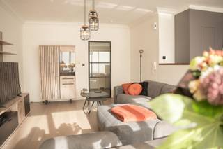 <p>🏡 (UIT DE HAND) TE KOOP – Gezellig gelijkvloers appartement met 2 slaapkamers in Beveren!</p><p>Ben jij op zoek naar een knus en instapklaar appartement op een fijne locatie, vlak bij het centrum van Beveren? Dan is dit appartement misschien wel jouw nieuwe thuis! 🔑</p><p>Dit gezellige gelijkvloerse appartement bevindt zich in een appartementsgebouw uit 1978 en werd reeds opgefrist.</p><p>✨ Wat heeft dit appartement te bieden?</p><p>* 🛏️ 2 slaapkamers<br />* 🛋️ Een gezellige en lichtrijke leefruimte<br />* 🍳 Een open keuken<br />* 🚿 Een badkamer met moderne inloopdouche<br />* 🚽 Een apart toilet<br />* 📦 Een praktische berging<br />* 🚗 Een garagebox<br />* 🌱 EPC-label C<br />* 📍 Gunstige ligging vlak bij het centrum van Beveren</p><p>Dankzij de praktische indeling en de ligging op het gelijkvloers is dit appartement ideaal voor starters, alleenstaanden, koppels of wie graag comfortabel en gelijkvloers wil wonen.</p><p>📞 Interesse of graag een bezoekje plannen?</p><p>Neem gerust contact op via voor meer informatie of om een afspraak te maken.</p><p>📢 Ken jij iemand die op zoek is naar een appartement in Beveren? Delen mag altijd! 🏡❤️</p>