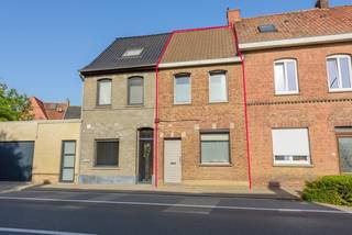 Deze<span><strong> rijwoning</strong></span> biedt potentieel voor wie op zoek is naar een <span><strong>betaalbare thuis !</strong></span><br />Bij het binnenkomen kom je terecht in een kleine hal, ernaast tref je de <span><strong>leefruimte</strong></span> aan, met <span><strong>aansluitend de keuken die uitgeeft op de achtergelegen badkamer, voorzien van een douche en lavabo. Een apart toilet zorgt voor extra comfort. </strong></span><br />Op de <span><strong>bovenverdieping</strong></span> bevinden zich <span><strong>2 slaapkamers </strong></span>en een <span><strong>zolderkamer die perfect kan dienen als extra slaapruimte</strong></span>, <span><strong>bureau of hobbykamer</strong></span>. <br />Achteraan de woning bevindt zich een<span><strong> handige berging, bereikbaar via een praktische uitweg</strong></span> langs de achtergelegen straat – ideaal voor het veilig stallen van fietsen of extra opslagruimte<br />De woning is gelegen <span><strong>op slechts 2 kilometer van het centrum van Deerlijk</strong></span>, waardoor alle voorzieningen makkelijk bereikbaar zijn !<br />Een<span><strong> ideale starterswoning of interessante investering om te verhuren !</strong></span><br /><span>EPC : 212 en UC : 3007140<br />Meer info of een bezoek ? <u>Peter Taelman : 0496/176878 of peter@immotaelman.be</u></span>