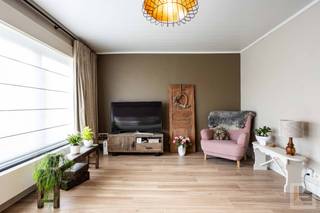 <strong>Ontdek deze perfect onderhouden, energiezuinige woning in een rustige straat vlak bij het centrum van Ronse. De woning werd grondig gerenoveerd met kwaliteitsvolle materialen en is volledig instapklaar!<br /><br />Indeling</strong><br />Gelijkvloers: inkomhal met berging, garage met aansluitende wasplaats/berging en toegang tot het terras en de stadstuin.<br />1ste verdieping: hal met apart toilet, ruime en lichtrijke leefruimte, volledig uitgeruste keuken en toegang tot het terras en de tuin.<br />2de verdieping: nachthal, 3 slaapkamers en een badkamer (te vernieuwen naar eigen smaak).<br />Zolderverdieping: mogelijkheid tot extra slaapkamers of bergruimte (mits plaatsing vaste trap).<br />De stadstuin is momenteel volledig aangelegd als terras, maar kan eenvoudig worden onthard om extra groen te creëren.<br /><br /><strong>Troeven</strong><br /><strong>Centrale verwarming met recente hoogrendementsketel op gas<br />Goede EPC-score (Label B) – geen renovatieverplichting<br />Dubbele beglazing overal<br />Mooie, moderne inrichting<br />Elektriciteit conform  het AREI.<br />Leuke, rustige buurt<br />Op wandelafstand van winkels, scholen en het centrum van Ronse</strong><br /><br />📞 Interesse?<br />Contacteer Jens voor meer informatie of een bezichtiging:<br />📱 0488 98 13 30<br />✉️ jens@immoboss.be<br /><br /><br /><br /><br /> 