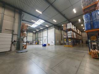 Moderne en goed uitgeruste bedrijfshal met kantoren te huur op de Bannerlaan in Grobbendonk. Het pand omvat circa 2.384 m² magazijnruimte en 766...