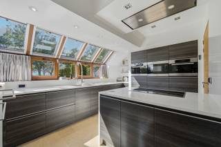 <p>Deze exclusieve woning bevindt zich in de Klokhofstraat, op een rustige ligging net buiten het centrum van Veurne. Door die ligging krijg je het beste van 2 werelden. Vlotte bereikbaarheid en prachtige vergezichten over Veurnse velden. </p>
<p>Via de inkomhal met apart toilet kom je in de ruime leefruimte met een afzonderlijke eetkamer en een volledig uitgeruste keuken met kwalitatieve toestellen. Daarnaast is er een praktische berging en een aparte bureauruimte aanwezig.</p>
<p>Naast het bureau bevindt zich de wellnessruimte met zwembad, bar en jacuzzi. Hier zijn eveneens een apart toilet en twee kleedruimtes met een douche voorzien.</p>
<p>Op de bovenverdieping bevinden zich vier slaapkamers, drie badkamers en een afzonderlijk toilet. De ruime masterbedroom beschikt over een eigen dressing en ensuite badkamer. </p>
<p>Verder heeft de woning nog een dubbele garage, een zolder en werd ze volledig onderkelderd, wat zorgt voor heel wat extra ruimte.</p>
<p>Buiten geniet je van een zongerichte tuin met verschillende terrassen, ideaal om in alle rust te ontspannen en te genieten.<br /><br />Troeven: </p>
<ul><li>Grote tuin zonder inkijk</li><li>Oninneembare vergezichten </li><li>Zonnepanelen met een vermogen van 10 KW</li><li>Zwembad met jacuzzi en bar</li><li>Rustige buurt, dicht bij het centrum </li></ul>
Interesse? Contacteer ons via 058 31 58 58 of via hanne.huyghe@era.be