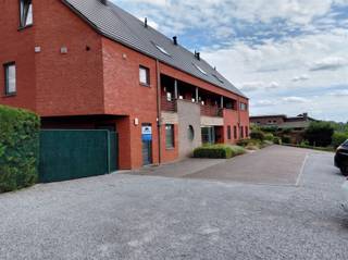 <p>Demandez une visite sur info@optimusvastgoed.be !<br />À LOUER : Appartement avec 1 chambre et dressing !<br />Cet appartement bien entretenu, comprenant 1 chambre, bénéficie d'un emplacement idéal et offre un agencement pratique avec tout le confort moderne. Grâce à son espace de vie lumineux, à sa grande terrasse et à son espace de rangement supplémentaire, cet appartement est idéal pour ceux qui souhaitent vivre confortablement.<br />L'appartement comprend un salon convivial avec une cuisine ouverte entièrement équipée, une chambre spacieuse avec dressing attenant, une salle de bains avec baignoire, des toilettes séparées pour les invités et un débarras pratique. De plus, l'appartement dispose d'une grande terrasse où vous pourrez profiter pleinement de la vie.<br />Il dispose également d'une place de parking et d'un débarras séparé en sous-sol.<br />Situation :<br />L'appartement est idéalement situé, à proximité immédiate des commerces, des transports en commun et d'autres commodités quotidiennes. Grâce aux liaisons fluides avec les communes environnantes, vous bénéficiez d’une excellente accessibilité.<br />Agencement :<br />Hall d'entrée, débarras, toilettes invités, salle de bains, chambre avec dressing, salon avec cuisine ouverte équipée.<br />Atouts :<br />- Chambre spacieuse avec dressing !<br />- Grande terrasse !<br />- Place de parking + cave !<br />- Emplacement idéal !<br />PEP C avec numéro de certificat 20260806-0003928848-RES-1<br />Disponible immédiatement ! </p>