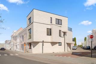 Kwaliteitsmaterialen en uitmuntende architectuur tillen deze woning met ingang langs de Vredestraat, naar een hoger niveau. Wie naar deze witte...