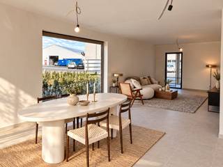 n een rustige en tegelijk centrale Stijn Streuvelsstraat in Waregem bevindt zich deze <strong>moderne nieuwbouwwoning</strong> binnen het stijlvolle woonproject Hoogmolens. Dankzij de <strong>vlotte verbinding naar de E17 en Expressweg</strong> geniet je hier van een perfecte mix tussen rust en bereikbaarheid.
<p><strong>Over de woning</strong><br />Deze nieuwbouwwoning combineert duurzame technieken met kwalitatieve afwerking en een doordachte architectuur. De woning beschikt over 3 slaapkamers met uitbreidingsmogelijkheden op zolder. Met een uitzonderlijk E-peil van slechts E5, een lucht-water warmtepomp, vloerverwarming, zonnepanelen en ventilatiesysteem C+ is dit een uiterst energiezuinige en toekomstgerichte woning.</p>
<p><strong>Indeling</strong><br />Gelijkvloers: inkomhal met apart gastentoilet, ruime leefruimte met veel lichtinval, <strong>ingerichte keuken</strong>, praktische berging/wasplaats en aansluitend een <strong>aangelegde tuin</strong>.<br />Verdieping: nachthal, <strong>3 ruime slaapkamers</strong>, badkamer met bad, douche en dubbel lavabomeubel, apart toilet.<br />Zolder: ruime zolderverdieping bereikbaar via vaste trap, perfect als <strong>extra slaapkamer</strong>, hobbyruimte of bureau.</p>
<p><strong>Kenmerken &amp; troeven</strong></p>
<ul><li>Uitzonderlijk <strong>energiezuinig </strong>met E-peil E5</li><li><strong>Warmtepomp </strong>+ zonnepanelen met vloerverwarming en ventiloconvectoren</li><li>Mogelijkheid tot extra kamers op zolder</li><li><strong>Carports </strong>worden nog geplaatst</li><li>Mogelijkheid tot aankoop aan <strong>6% btw</strong> onder voorwaarden</li><li>Aangelegde tuin</li></ul>
Prijs inclusief registratierechten (12%) en BTW (6%) bedraagt € 521.000