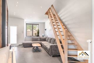 Deze perfect instapklare woning ontvangt je in een handige inkomhal, en zo kom je verder tot in de leefruimte met open keuken. De hoge plafonds zorgen voor een extra ruimtelijk gevoel, en de natuurlijke lichtinval brengt dan weer een aangename leefbeleving. De keuken is voorzien van veel werkbladoppervlakte en opbergruimte, en via de glazen deur kom je tot in de gezellige zonovergoten én volledig afgesloten tuin. Op de eerste verdieping vinden we de master bedroom terug, en aan de achterzijde een moderne badkamer met riante inloopdouche en een tweede toilet. Tussenin zijn er twee bergruimtes voorzien. Op de bovenste verdieping tot slot zijn de tweede en derde slaapkamer ondergebracht. Het pand is zeer vlot te bereiken, en vlakbij allerlei voorzieningen zoals scholen, winkels en openbaar vervoer.Bezoekdag 01/08 Inschrijven via mail naar Tommy@immo-home.be, geen telefonische inschrijvingen! Volg ons op Fb en Insta. Voor meer info: www.immo-home.be. GRATIS SCHATTING & GRATIS FINANCIEEL ADVIES