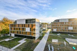Ontdek dit uniek hoekappartement met 2 slaapkamers, gelegen op de derde verdieping van blok VI, vlak bij het prachtige Kasteel Blauwhuis met...