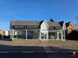 Bent u op zoek naar een ruim handelspand met maximale zichtbaarheid op een topligging? Dan is dit veelzijdige commerciële pand aan de <strong>Luikersteenweg 84 in Tongeren</strong> precies wat u zoekt.<br />Dit voormalige garagepand beschikt over een totale oppervlakte van maar liefst <strong>700 m²</strong>, inclusief ruime opslag- en werkplaats. Dankzij de brede gevel en de prominente ligging langs een drukke invalsweg geniet het pand van <strong>uitstekende zichtbaarheid</strong> en <strong>veel buitenruimte voor display of etalage</strong>, ideaal voor commerciële doeleinden.<br /><strong>Troeven van het pand:</strong>
<ul>
	<li><span>Totale oppervlakte van 700 m²</span></li>
	<li><span>Voormalige garage – geschikt voor diverse commerciële activiteiten</span></li>
	<li><span>Ruime werkplaats/opslagruimte</span></li>
	<li><span>Grote buitenruimte met tal van displaymogelijkheden</span></li>
	<li><span>Strategische ligging langs een drukke verbindingsweg</span></li>
	<li><span>Goede bereikbaarheid en vlotte verbinding naar centrum en invalswegen</span></li>
</ul>
Dit pand biedt tal van mogelijkheden: showroom, handelszaak, magazijn, atelier, groothandel, automotive, of een combinatie van opslag en verkoopruimte. Dankzij de flexibele indeling kan het eenvoudig aangepast worden aan uw specifieke noden.<br />Bent u ondernemer of investeerder en op zoek naar een pand met commerciële uitstraling en groeipotentieel? Dan is dit een unieke opportuniteit in Tongeren.<br />Contacteer de eigenaar vandaag nog voor meer informatie of een bezichtiging. Eddy staat u graag te woord op 0495 51 46 09<br /> 