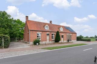 Langgestrekte hoeve op ca. 2.562m² grond te Meer!INDELINGGelijkvloerse verdieping:- Inkomhal- Open leefruimte met pelletkachel- Keuken- Bureau op de...