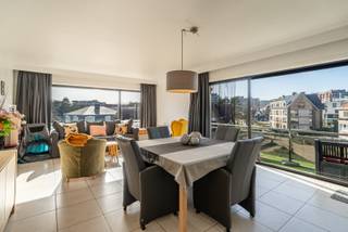 Op de 2de verdieping vinden we dit zonovergoten hoekappartement terug met een hint van zeezicht en open zichten op de villawijken. Dankzij de...