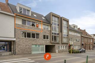 Een perfect onderhouden en volledig geschilderd appartement op de 2de verdieping (met lift) in Residentie Germana (BJ: 2014). Goed gelegen in het centrum van Lauwe en uiterst energiezuinig (EPC-label A). Ingedeeld als volgt: Inkomhal met ingemaakte vestiairekast, woonkamer, volledig ingerichte keuken (met voorraadberging), badkamer, apart toilet en 2 volwaardige slaapkamers. Achteraan is een uiterst aangenaam - zuidwest georiënteerd - terras van 9 m2. De ramen werden overal voorzien van zonnescreens. Bijhorend is een private autostaanplaats met praktische buitenberging. Een gemeenschappelijke fietsenberging staat eveneens ter beschikking.