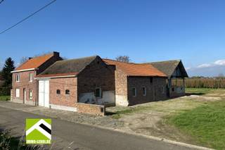 Deze hoeve is prachtig gelegen te midden van weilanden en boomgaarden in Brustem, een deelgemeente van Sint-Truiden.Het gebouw ligt centraal op een...