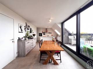 <p>Leuk recent (bj 2023) penthouse met terras en 2 SLK! Goedgelegen nabij invalswegen. (Onder registratie rechten!)<br />INDELING: inkomhal met apart gastentoilet, lichtrijke leefruimte met open keuken, handige opbergzolder, badkamer (dubbele lavabo en douche) en 2 volwaardige slaapkamers.<br />Mogelijkheid bijkopen garagebox en/of staanplaats.<br />TROEVEN: vloerverwarming gas, zonnepanelen aanwezig, stijlvol gebouw, energiezuinig en centraal gelegen nabij invalswegen, winkels, etc.<br />Meer info of een bezoek: arne@immobeguin.be</p>