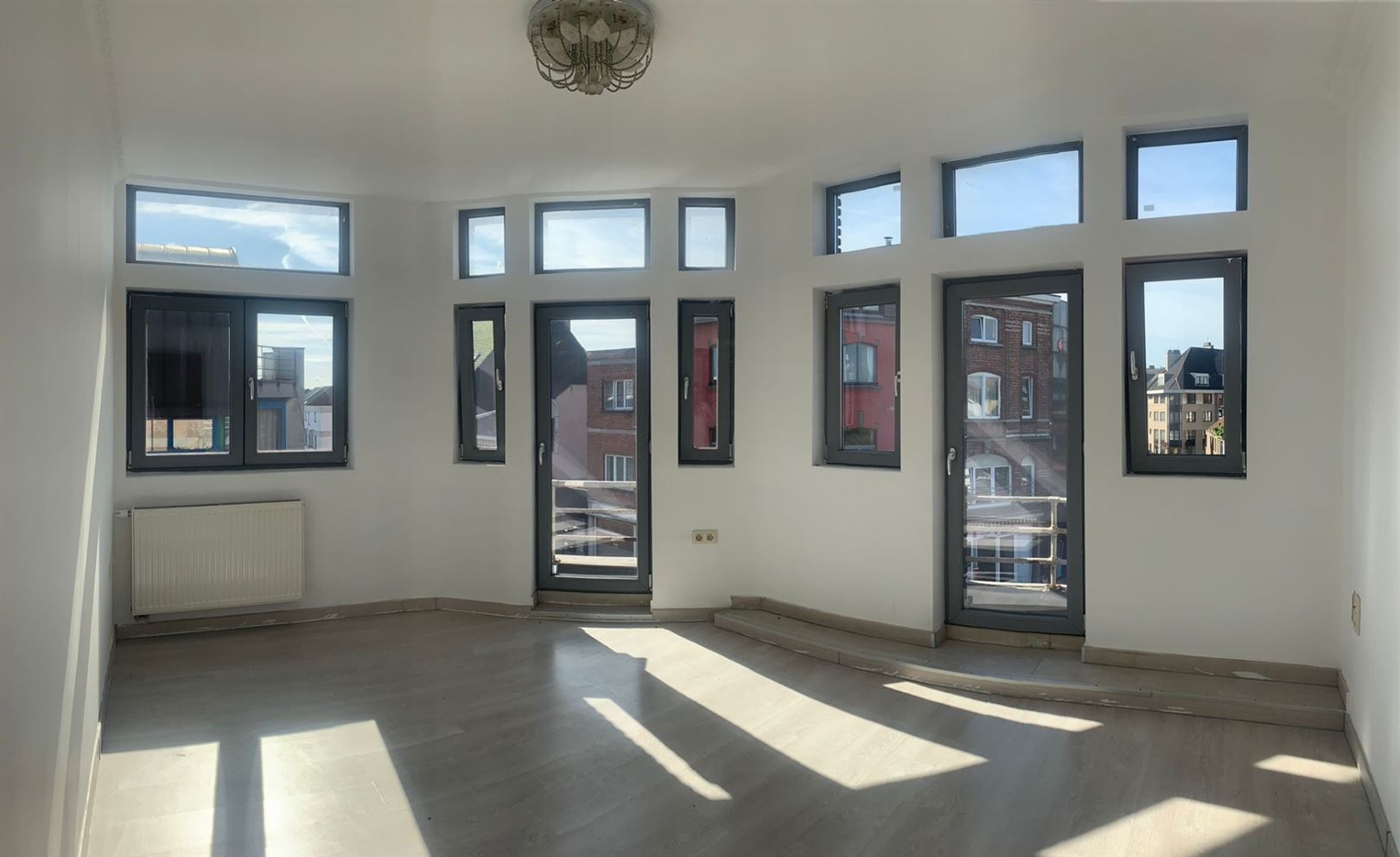 Goed gelegen café met uitgeruste keuken en ruim appartement met 4 slaapkamers. - foto 5