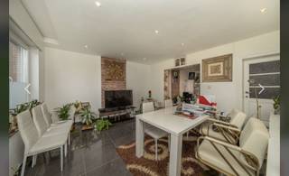 Een mooi gelegen, te moderniseren woning met oa. 3 slaapkamers, terras en tuin. <br />Gelegen op een perceel van 4a 13ca.<br /><br />Op het gelijkvloers: woonkamer/leefruimte, keuken, douchekamer (lavabo, douche, toilet);<br />Op de eerste verdieping: overloop, 2 slaapkamers;<br />Op de tweede verdieping: overloop, 2 slaapkamers;<br />Verder: terras en tuin.<br /><br />Buitenschrijnwerk pvc enkele beglazing + rolluiken<br />Perceeloppervlakte: 4a 13ca - K.I.: 534 EUR<br /><br />Stedenbouwkundige inlichtingen in aanvraag.