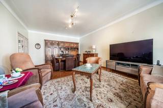 We Invest Liège et Cyril (0499/36.01.12) vous présentent cet agréable appartement deux chambres idéalement situé dans le quartier prisé des Guillemins, à deux pas du Quai de Rome et à proximité immédiate de toutes les commodités : gare, transports, commerces et écoles.<br /><br />D’une superficie de 105 m² selon PEB (label B), cet appartement offre des espaces de vie confortables et bien agencés. Vous y découvrirez un lumineux séjour, une cuisine fonctionnelle ainsi que chambres spacieuses, dont une bénéficiant d’un accès à une agréable terrasse. Le bien est proposé à la location non meublé, à l’exception d’un lave-linge et d’un sèche-linge mis à disposition. Une cave privative complète également le bien.<br /><br />Le bien est équipé de châssis double vitrage, garantissant un bon confort thermique et acoustique. <br /><br />Grâce à sa localisation stratégique, ses beaux volumes et ses bonnes performances énergétiques, cet appartement constitue une belle opportunité de location, tant pour un couple que pour une petite famille.<br /><br />💰 Loyer : 850 €/mois <br />💡 Provisions de charges : 150 €/mois<br /><br />Pour plus d’informations ou pour organiser une visite, contactez Cyril au 0499/36.01.12.