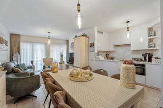 Uitermate goed onderhouden 2-slaapkamerappartement in een recent gebouw en dit vlak aan de jachthaven en de zeedijk.De leefruimte is afgewerkt met...