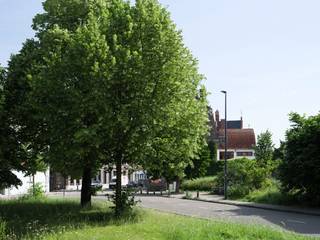 <strong>Uniek handelshuis met centrale ligging, bestaande uit een polyvalente kantoorruimte en een bovengelegen duplexappartement.</strong><br /><br /><em>Voor meer informatie kunt u mailen naar info@carloeggermont.be.</em><br /><br />Dit multifunctionele handelshuis is gelegen in de gegeerde Ekkergemwijk. Dankzij de goede bereikbaarheid bevindt dit pand zich op wandelafstand van de Coupure, de Watersportbaan en de belangrijkste straten en pleinen van de binnenstad.<br /><br />Een gemeenschappelijke inkomhal geeft op het gelijkvloers toegang tot de polyvalente kantoorruimte, die voorheen dienstdeed als bankkantoor. Deze ruimte bedraagt 69 m² en omvat een multifunctionele open ruimte met een achtergelegen, vernieuwde keuken, een apart toilet en toegang tot een stadskoer met berging.<br /><br />Op de eerste en tweede verdieping bevindt zich het duplexappartement, waarvan de bovenste verdieping volledig werd vernieuwd en een bijzondere ruimtelijkheid biedt. Op de eerste verdieping komen we binnen in de hal, die aan de voorzijde plaats biedt aan de eet- en leefruimte met keuken. Aan de achterzijde bevinden zich een ruime slaapkamer en een aparte badkamer.<br />Op de bovenste verdieping bevindt zich een bijzonder lichtrijke leefruimte dankzij het grote raam. Achter deze ruimte vinden we de tweede slaapkamer, eveneens voorzien van een ensuite badkamer met inloopdouche en wastafel.<br /><br />Het beperkte aantal entiteiten (een handelspand en een duplexappartement) en het feit dat beide units recent volledig in orde werden gezet, zorgen voor enkele uitgesproken voordelen: vrijwel geen toekomstige investeringen, lage maandelijkse kosten en een uitgesproken privatief karakter.<br /><br />Beide entiteiten beschikken over afzonderlijke tellers en kunnen ook afzonderlijk aangekocht worden (basisakte in opmaak).<br /><br /><strong>Kortom, de perfecte opportuniteit voor investeerders, ouders van studerende kinderen of young professionals die op zoek zijn naar een combinatie van wonen en werken.</strong><br /><br /><em>EPC's:<br />Handelspand: EPC-label C<br />Duplexappartement: EPC-label B</em>
